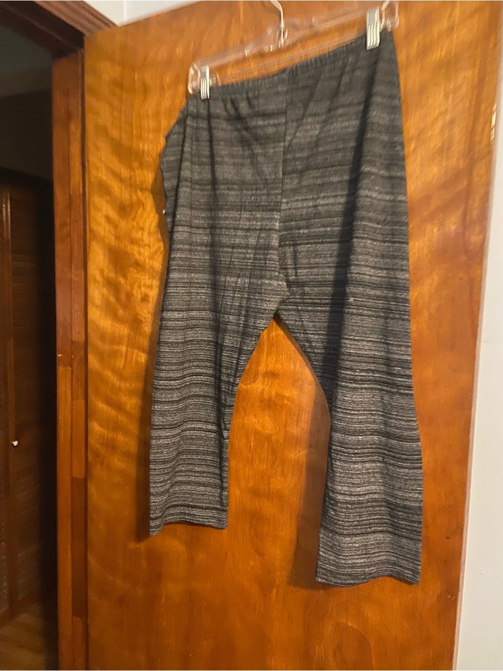 Women’s Gray Stripe Pull-On Capris 2X - Picture 2 of 3
